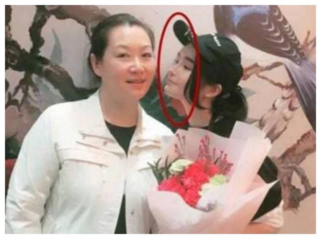 娱乐圈大佬赵本山背后的女人,身价几十亿,长相不输女儿!