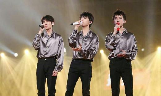 tfboys帅气合照霸气,tfboys合照霸气 有一种身高差叫"2年"!刘昊然与tfboys合影,前后对比画