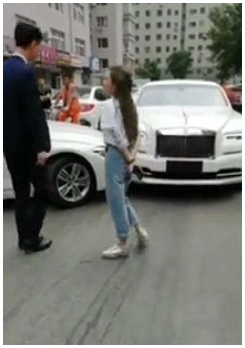 宝马侧面撞上劳斯莱斯,对方车价505万,这一撞维修直接6位数起