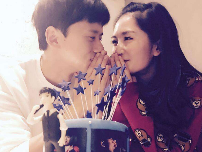 谢娜泡温泉,温泉池名字亮了,谁注意头戴什么?