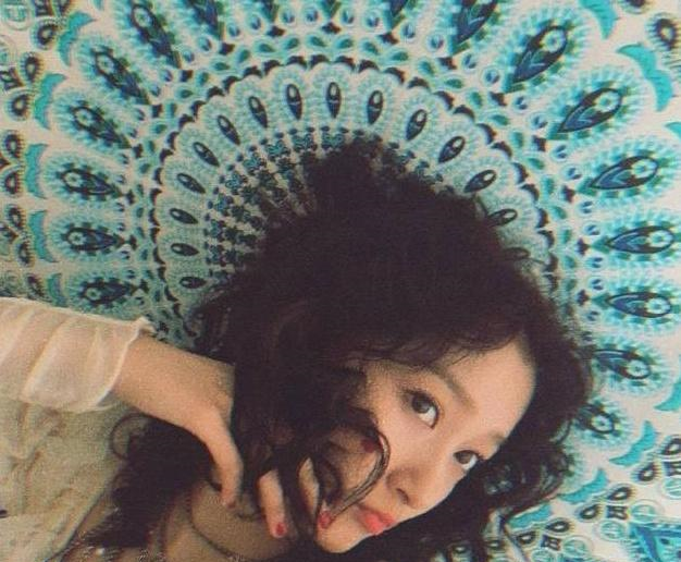 关晓彤泡面头短发感极强,非常显脸小的一个发最漂亮背影时尚图片图片