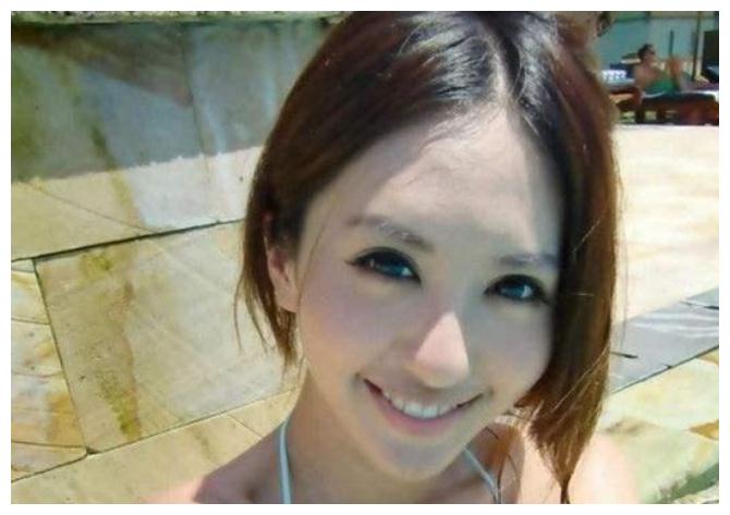 知名女星晒出大量不雅照，大摆撩人造型，因尺度太大惹争议！