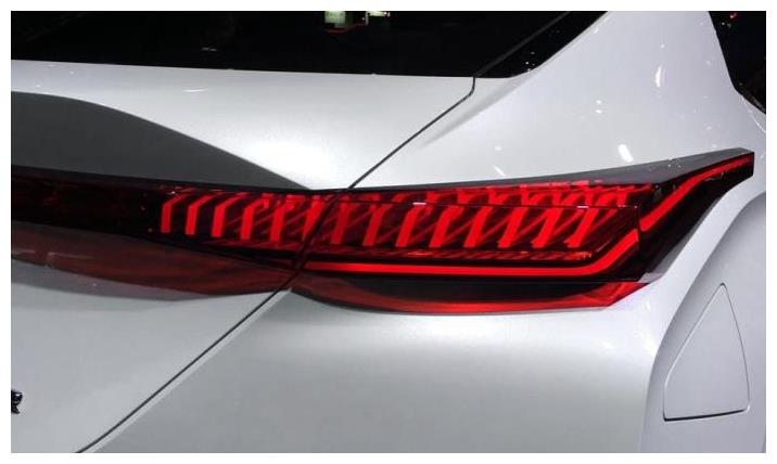 王牌SUV,比路虎霸气,油耗4L,续航1200公里,仅16万