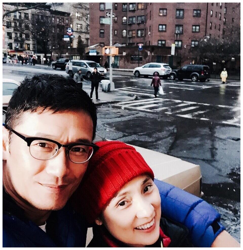 苗侨伟28岁女儿近照，身材出众皮肤黝黑，颜值继承妈妈戚美珍