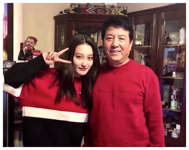 六小龄童28岁的女儿为何至今未嫁？看清她的长相，高攀不起