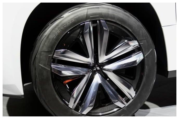 王牌SUV,比路虎霸气,油耗4L,续航1200公里,仅16万