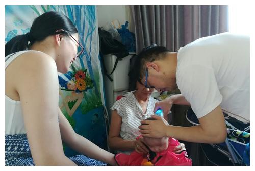 10个孩子9个怕剪发,聪明宝妈学会这四招,轻松理发迎新年