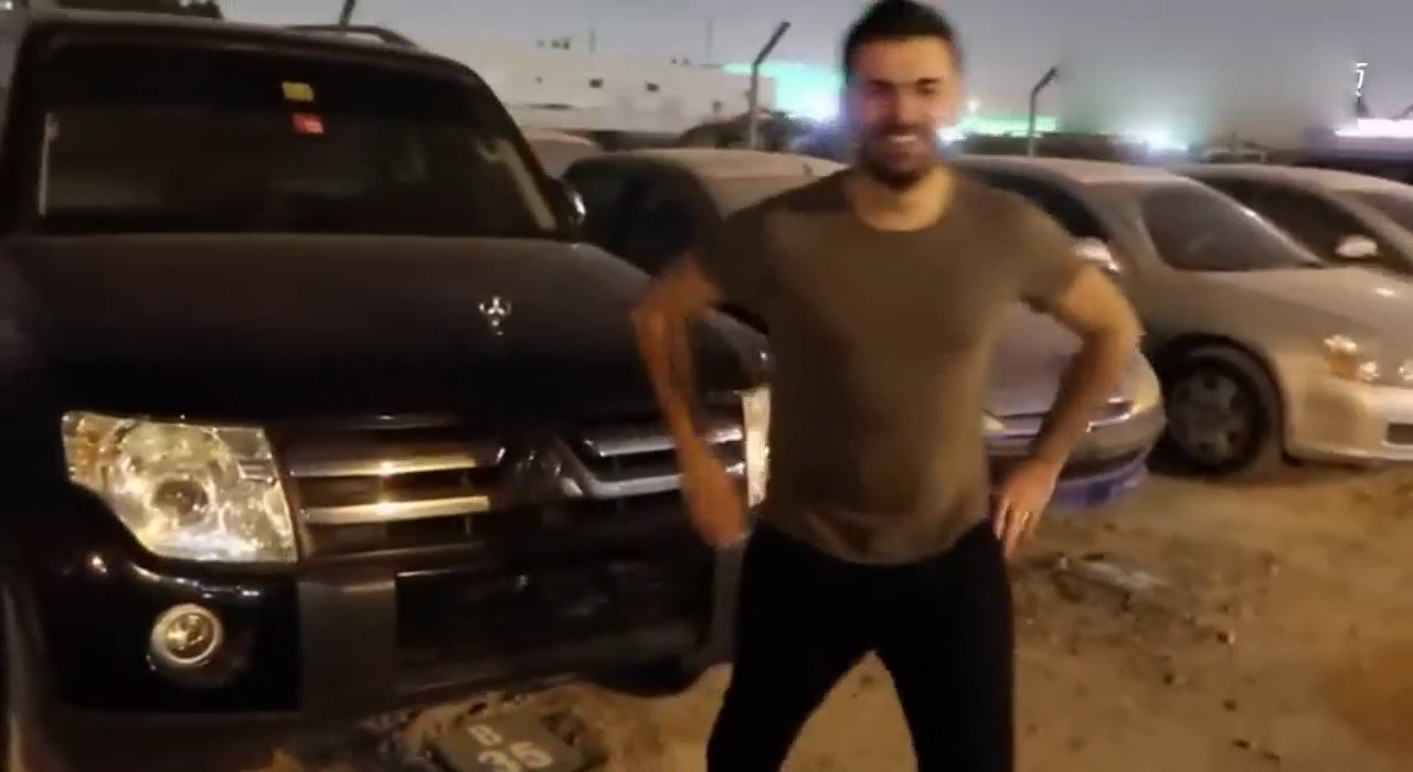 土豪收藏一辆古董跑车！拉开遮布看清方向盘才知道有多霸气！