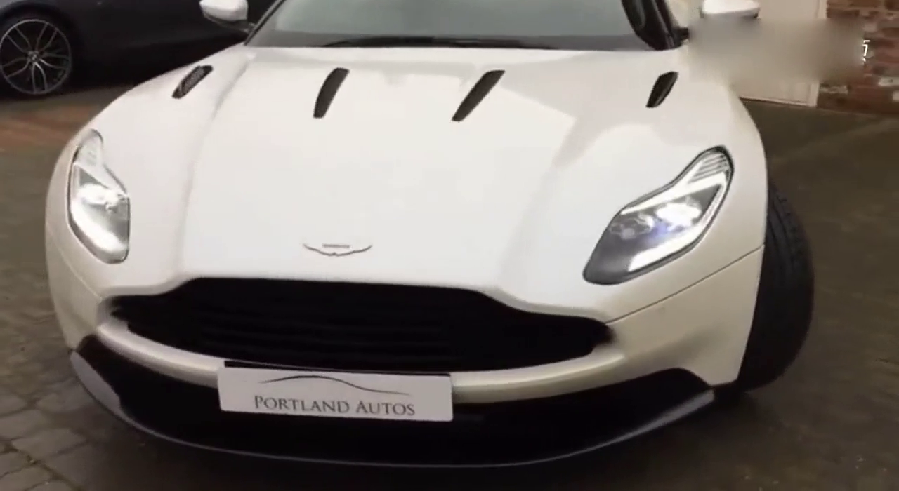 英国的跑车典范！阿斯顿马丁DB11，车门一打开全是霸气！