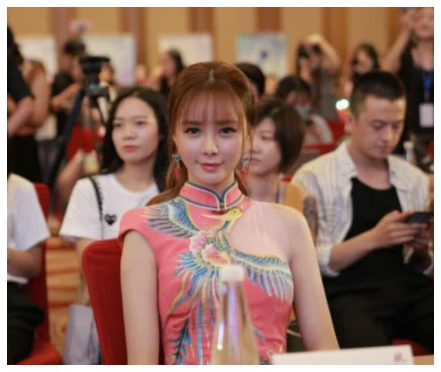 沈梦辰穿旗袍主持节目,汪涵不敢正眼看,网友:杜海涛就