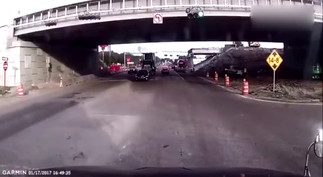 卡车撞上美国校车 接下来司机都想哭了