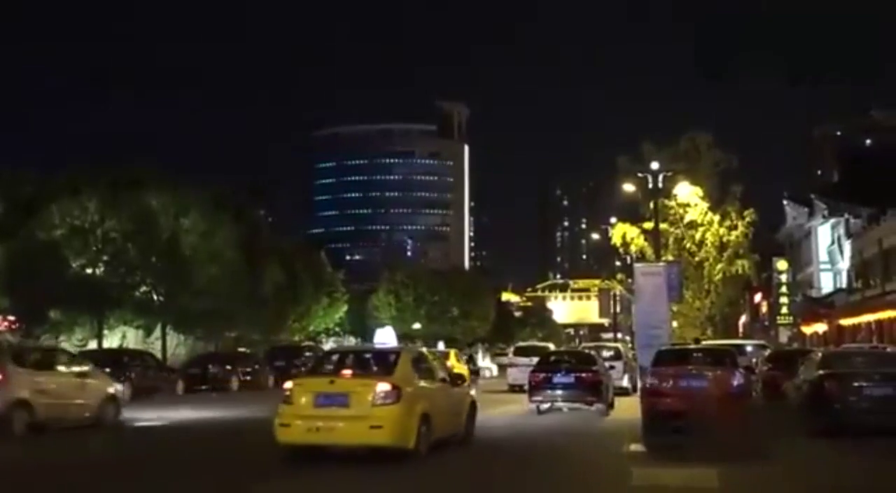 男子与女友吵架，高架桥上下车遭卡车碾压