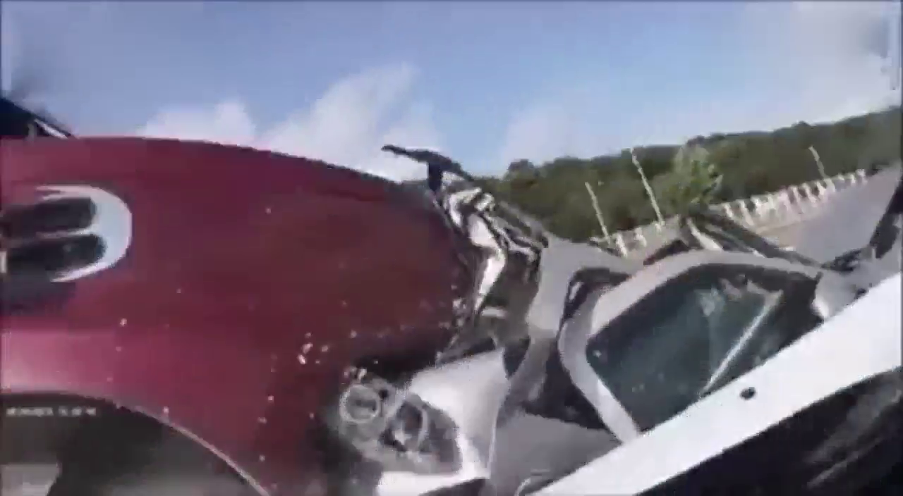 卡车刹车失灵，数十辆小车报废在高速路上