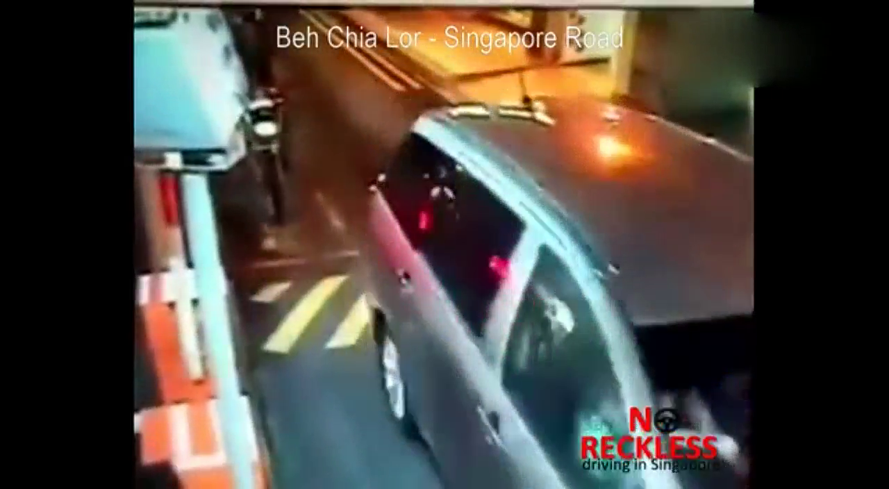 不耐烦卡车从摩托哥腿上压过冲出停车场