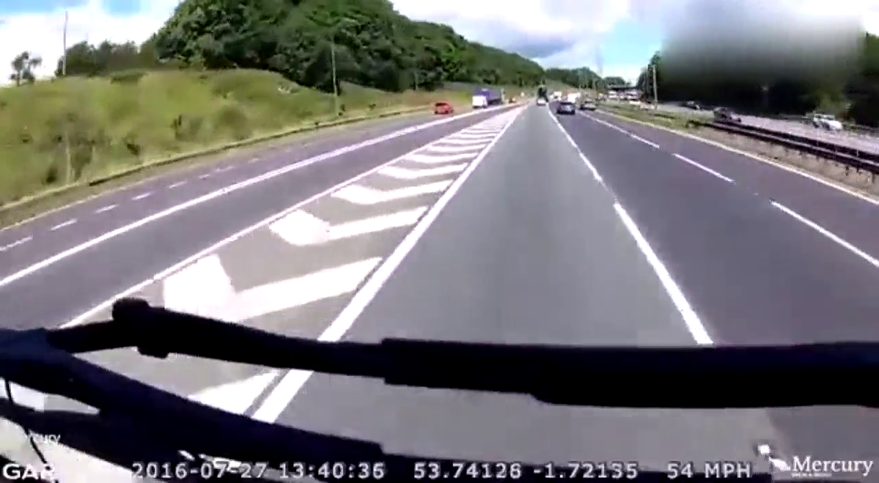 专治不服，小车司机三次别45吨卡车，卡车司机很生气