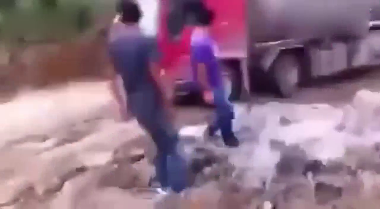 相当危险，实拍卡车失控从山坡上滚落！