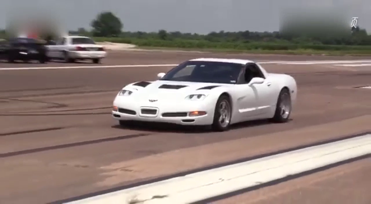 优势很明显双涡轮跑车与遥控车飚速，极限直线加速