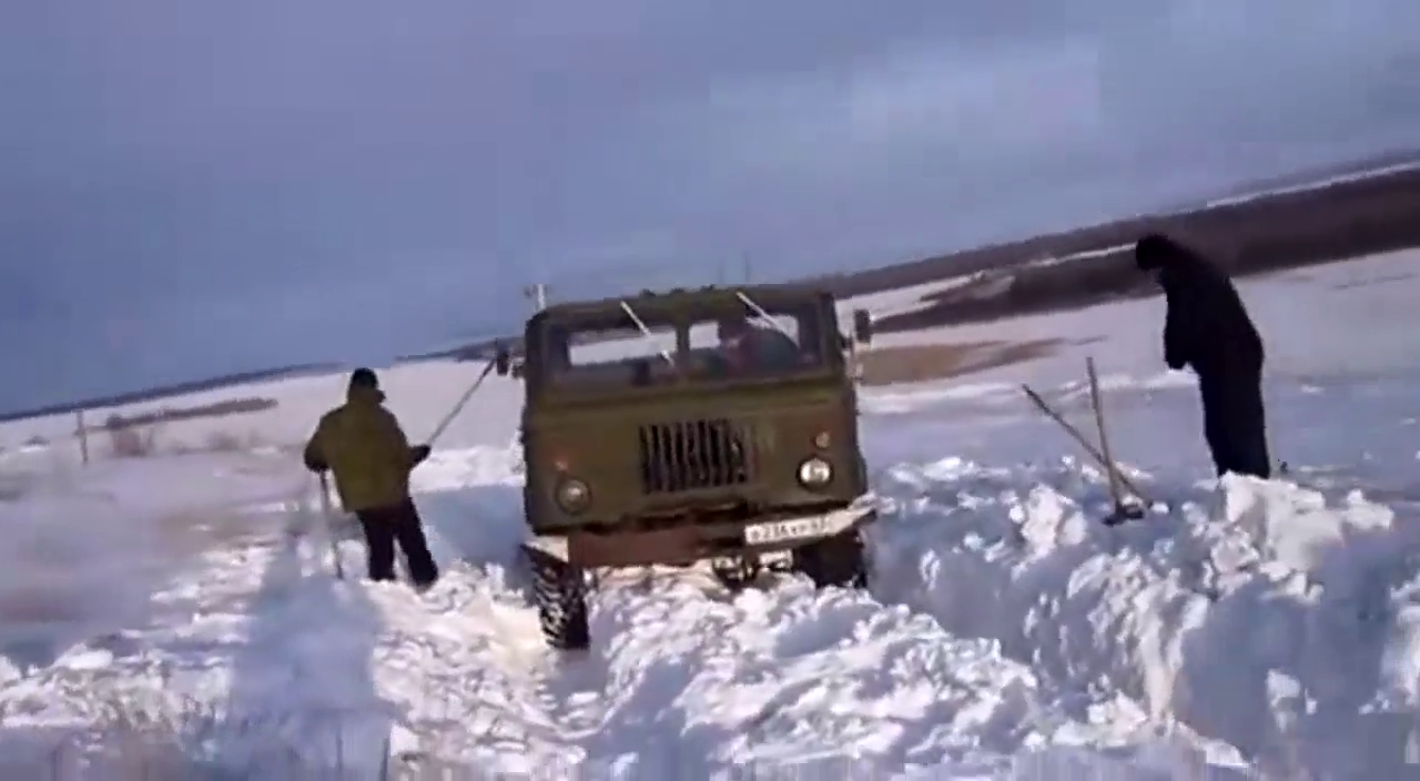国外军用卡车性能真彪悍 霸气的雪地开出了一条道