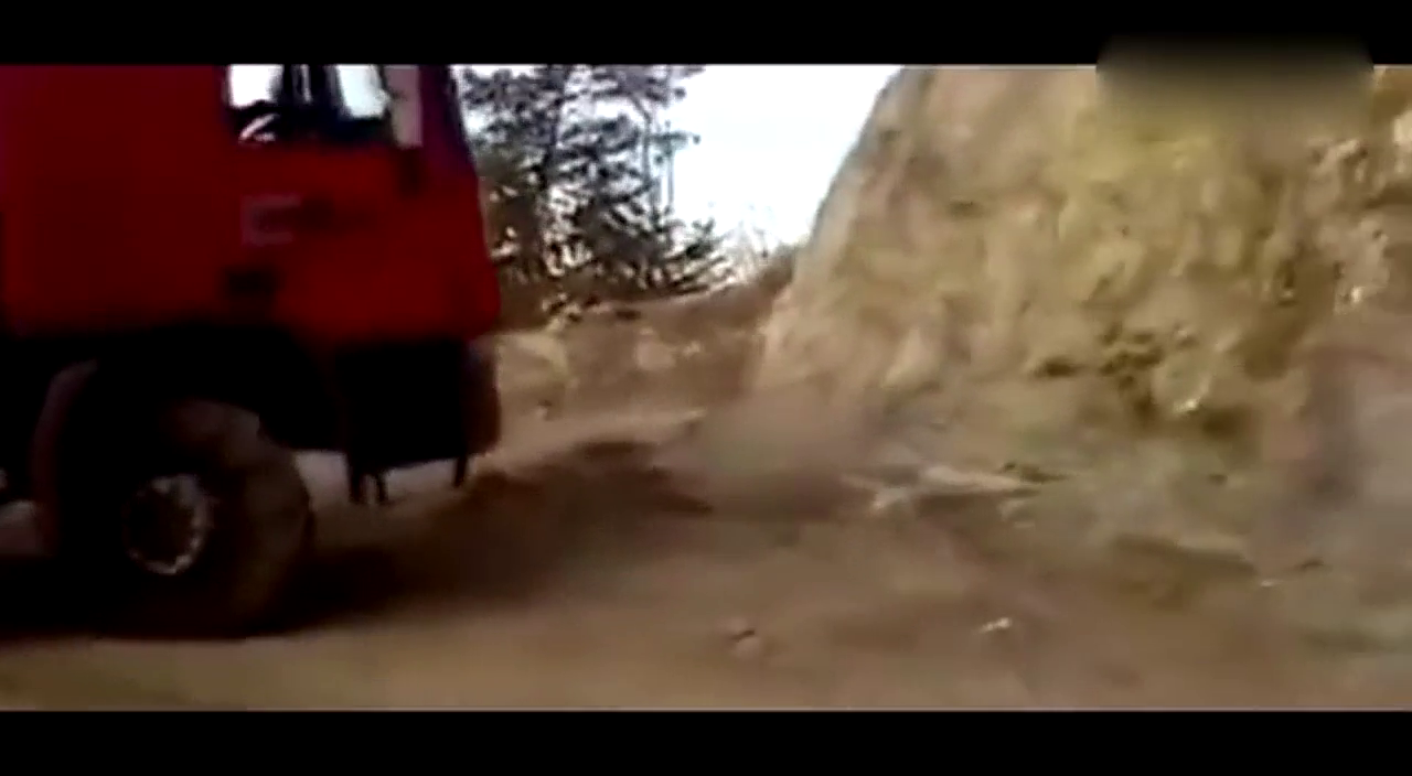 老司机技术就是不错！看卡车如何过夹弯的