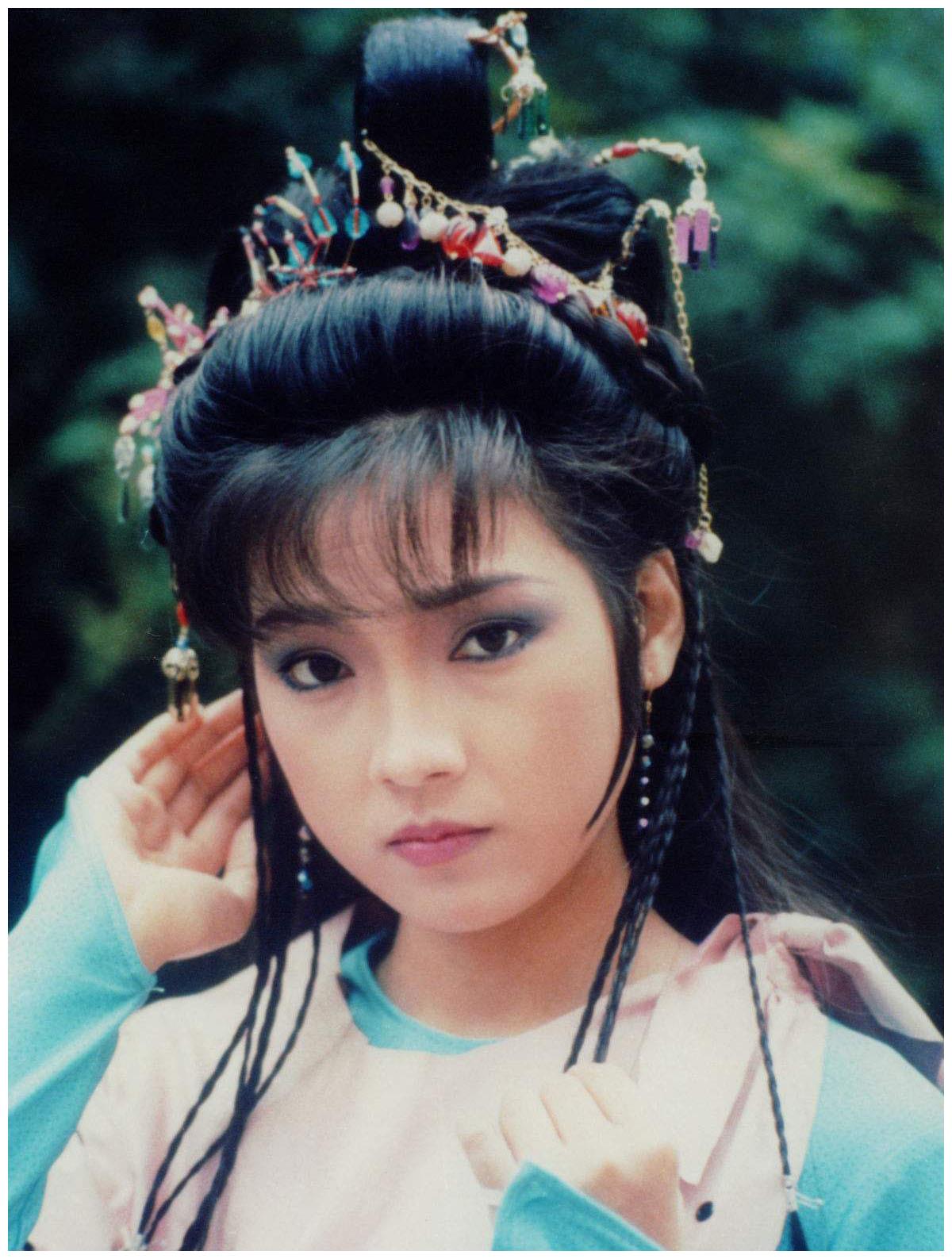 苗侨伟28岁女儿近照，身材出众皮肤黝黑，颜值继承妈妈戚美珍