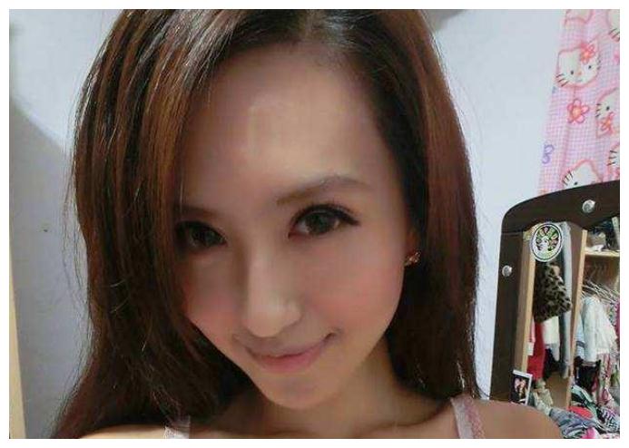 知名女星晒出大量不雅照，大摆撩人造型，因尺度太大惹争议！