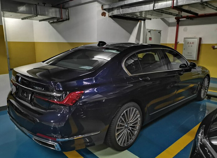 偶遇新一代宝马740LI,帝王蓝色车身搭配20寸轮毂,真霸气