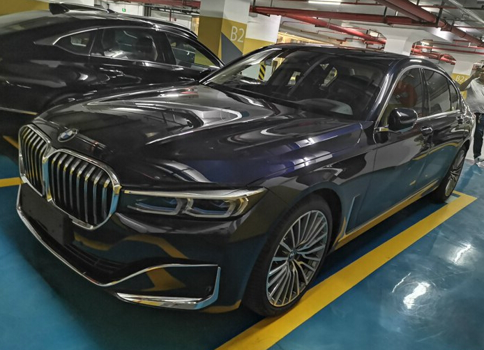 偶遇新一代宝马740LI,帝王蓝色车身搭配20寸轮毂,真霸气