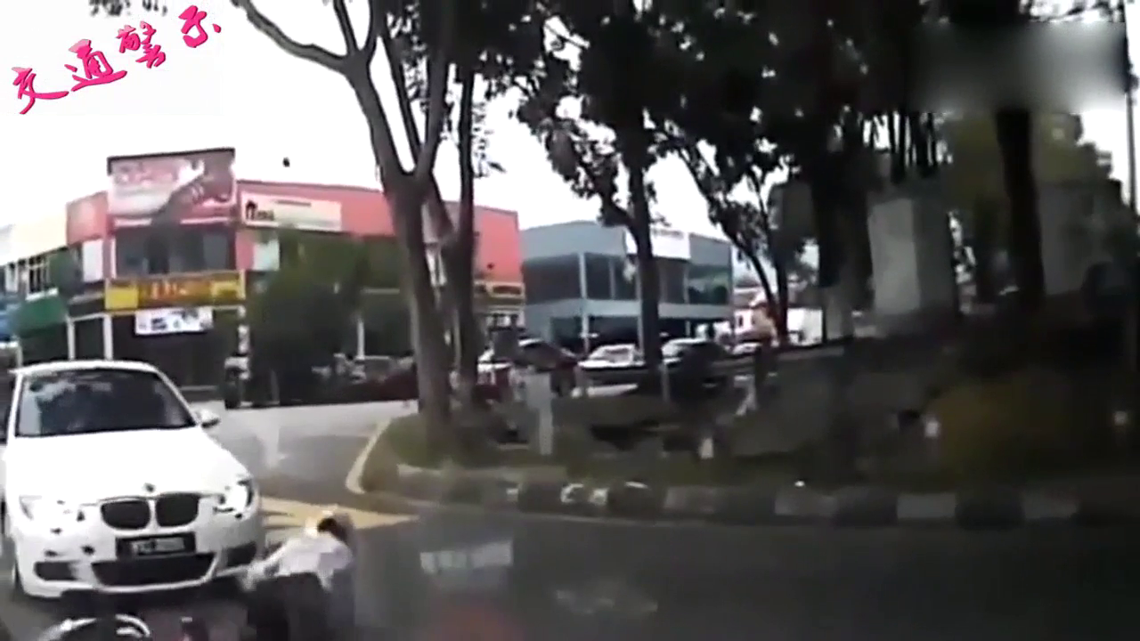 宝马车左转弯撞翻电动车后逃逸，网友：妥妥的路渣！