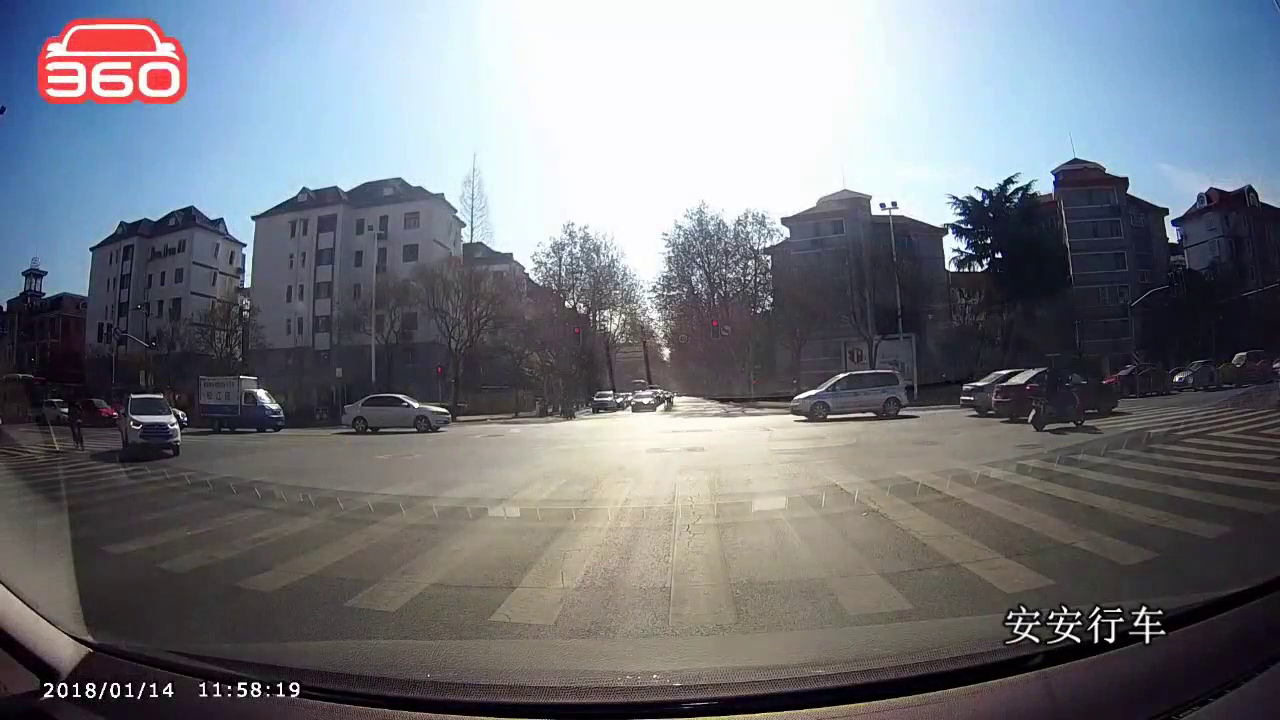 闯红灯的电动车，倒下那一刻，知道家人的感受吗？