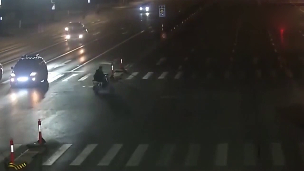 除了眼泪还是眼泪，电动车深夜闯红灯，被轿车活活拖行一百多米！