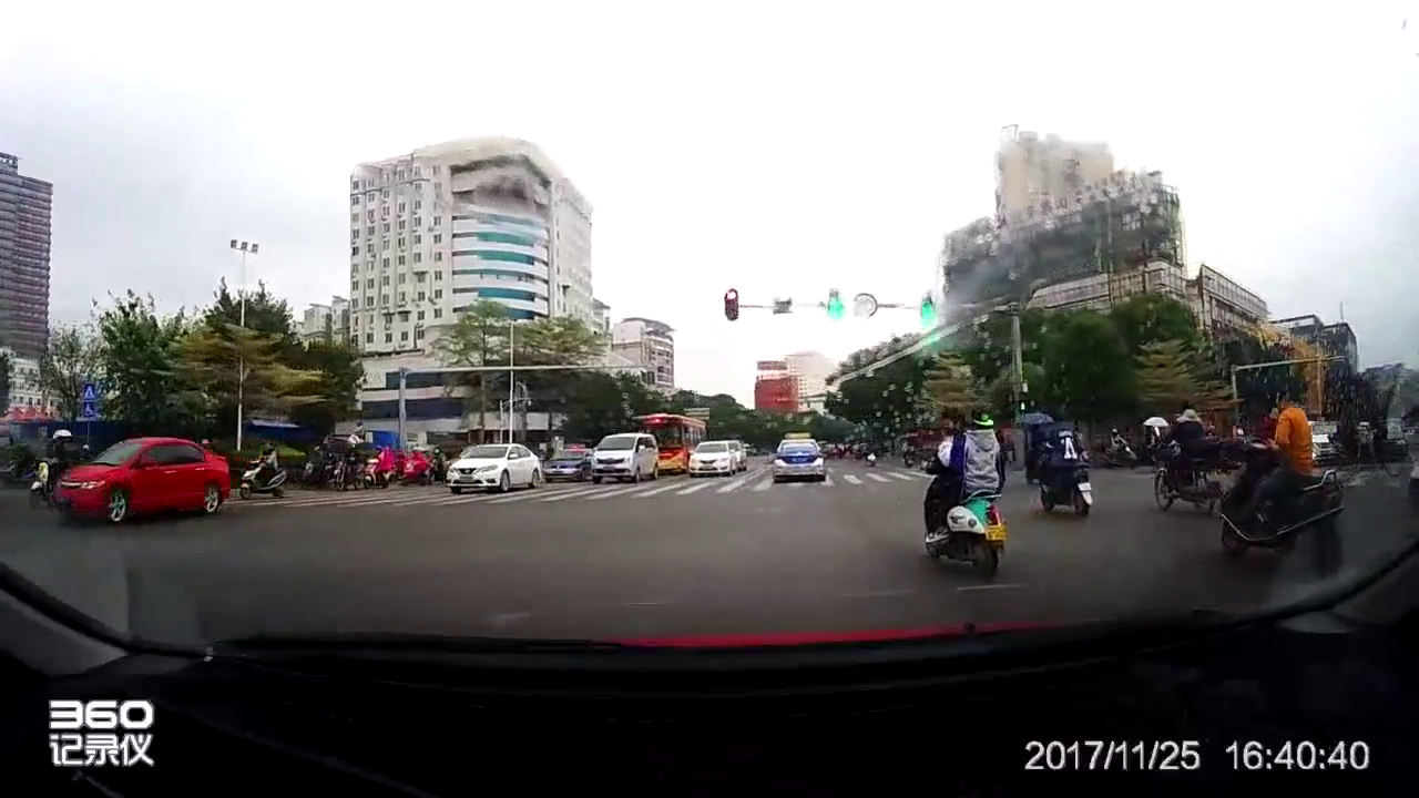 坐个电动车都不正经，实在忍不住了，上去顶了一下！