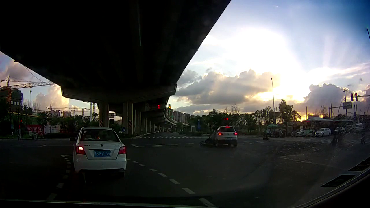 大众车闯红灯还撞了一辆电动车 这是要把老底都赔了！