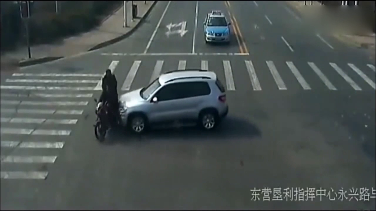 大家都在等红灯，电动车司机却选择闯红灯，结果被撞飞！