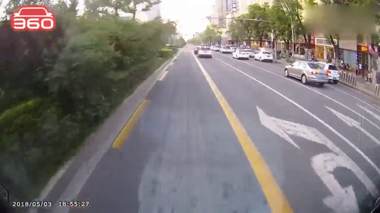 大哥骑电动车不守规矩，肆无忌惮的横穿马路，真厉害