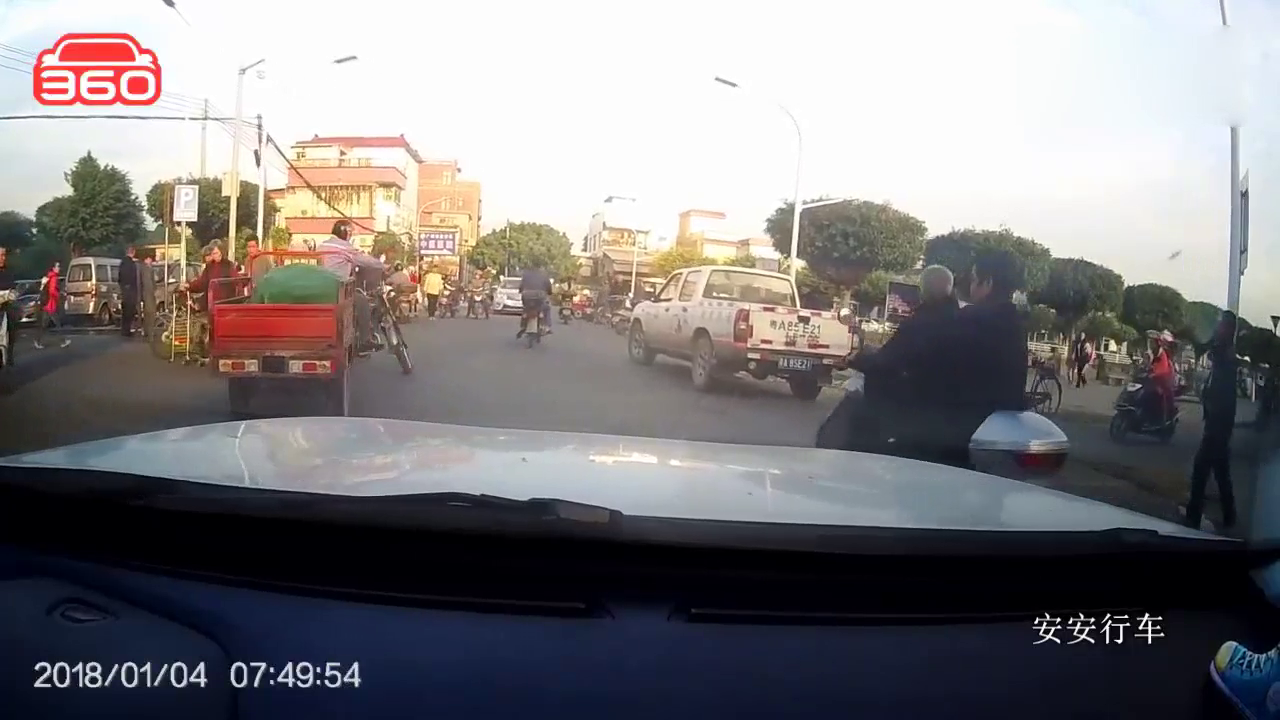 碰到奇葩的电动车高手，你想躲也躲不掉