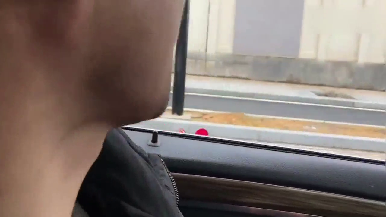 小伙子买敞篷车，下雨了却不知道怎么关敞篷