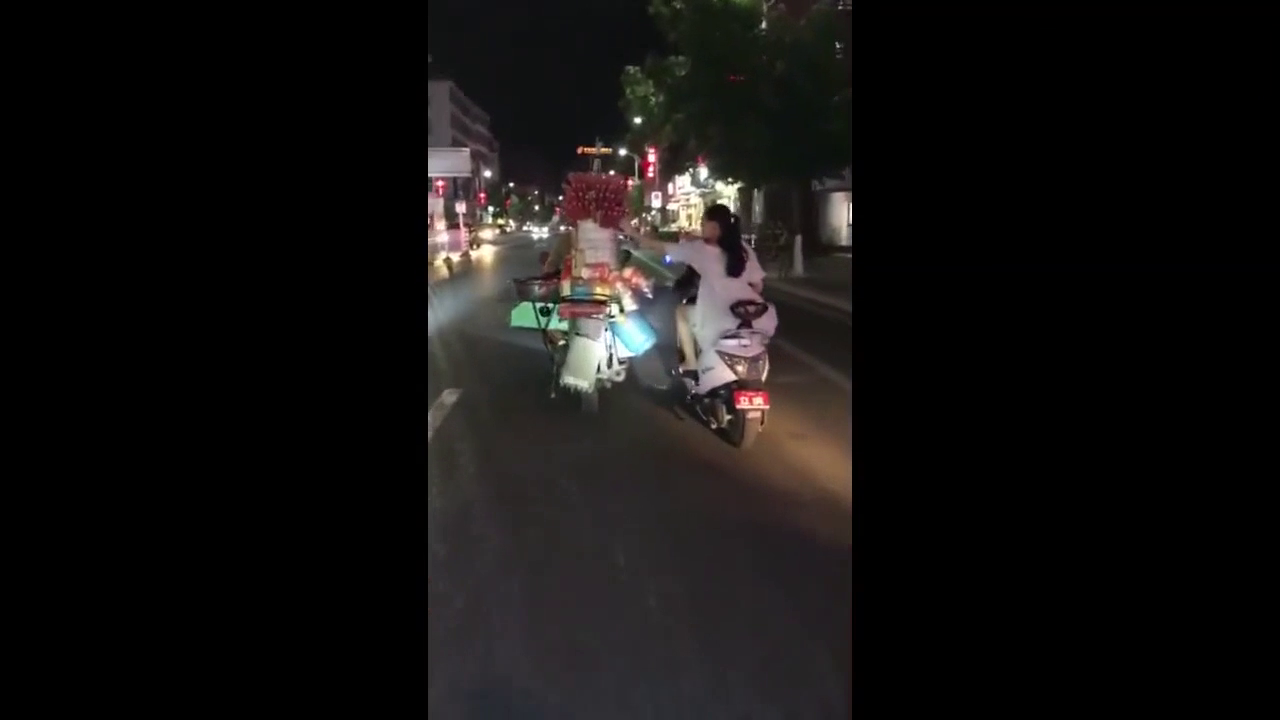 妹子骑电动车连冰糖葫芦都偷，人家做点小生意容易吗？