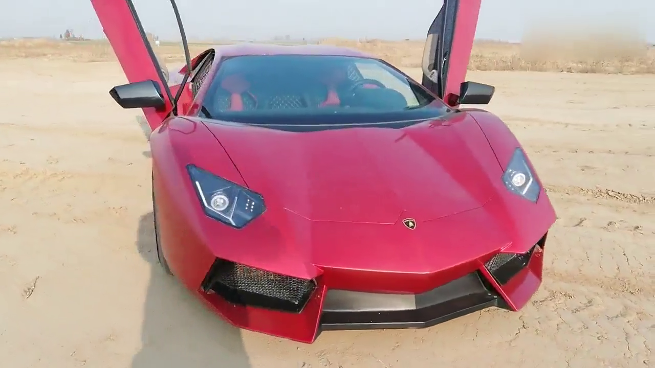 小伙在家中自制超级跑车，这外形都能以假乱真了