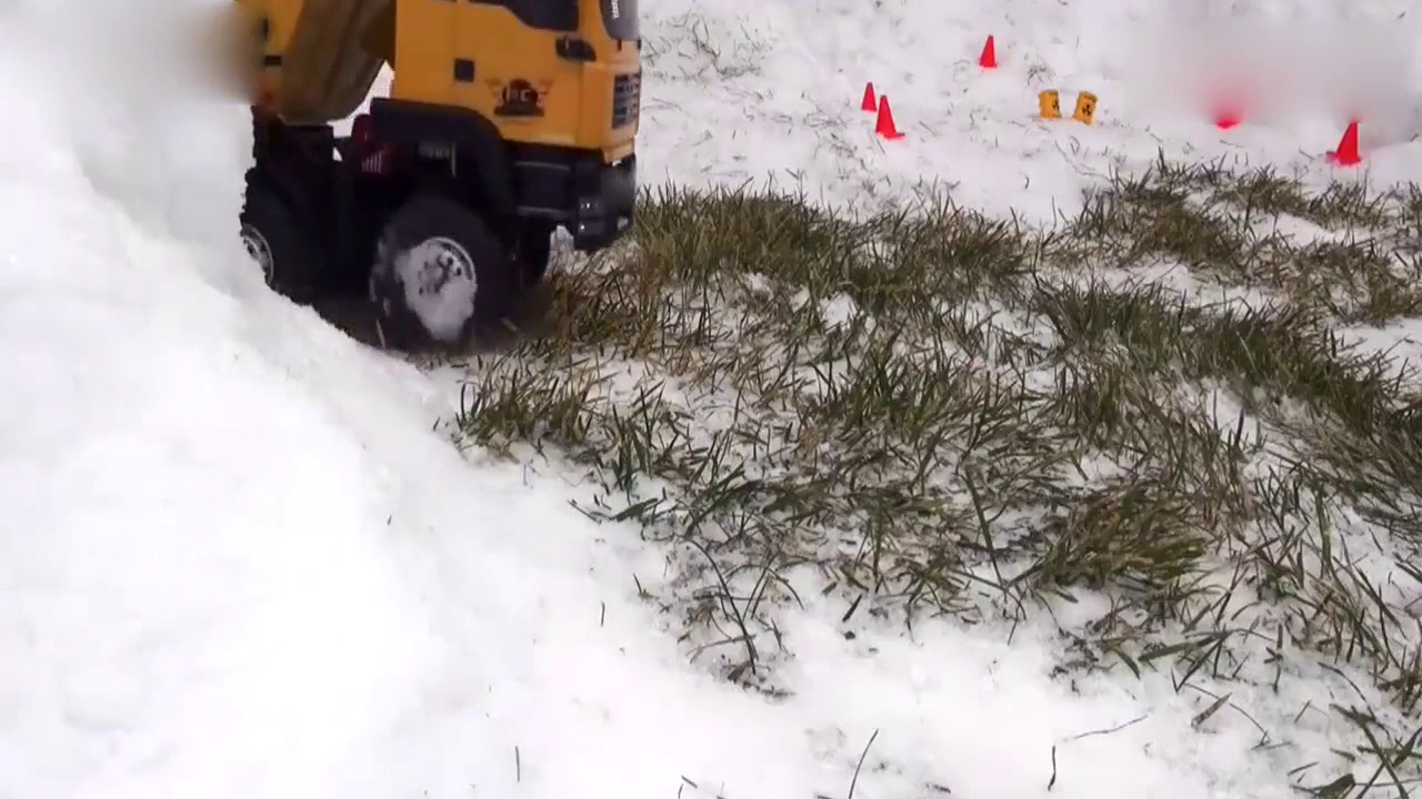 出动液压挖掘机雪地救援，模型卡车太酷了