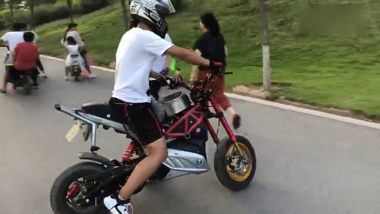 改装的电动车也能爬山越野，厉害了