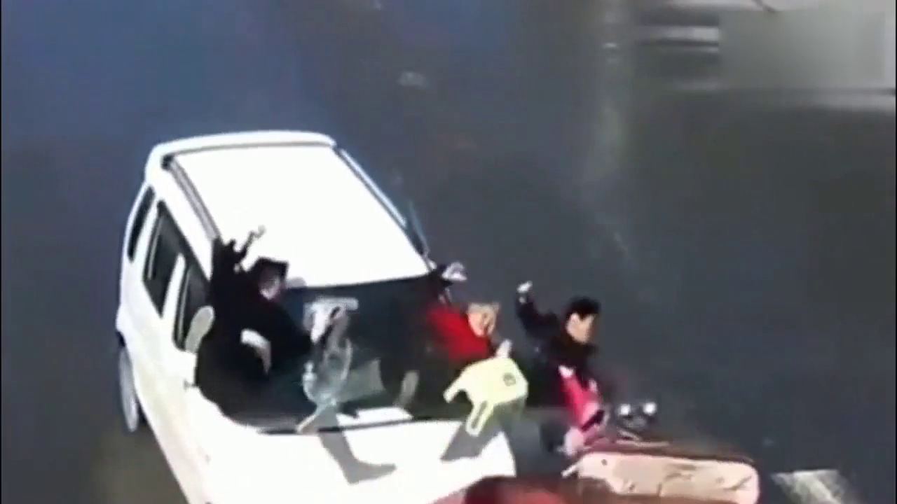 肆无忌惮的电动车闯红灯，可怜又遭人恨