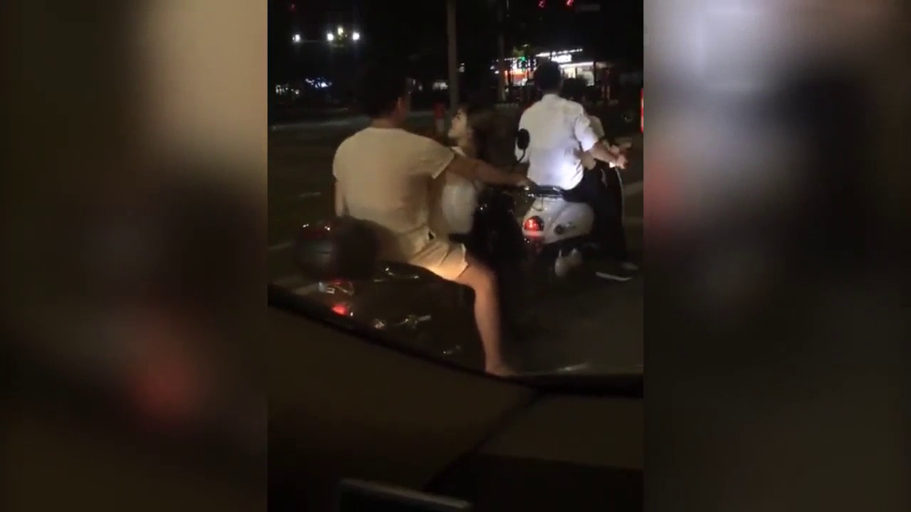 虽然开着豪车，但是却非常羡慕骑电动车的