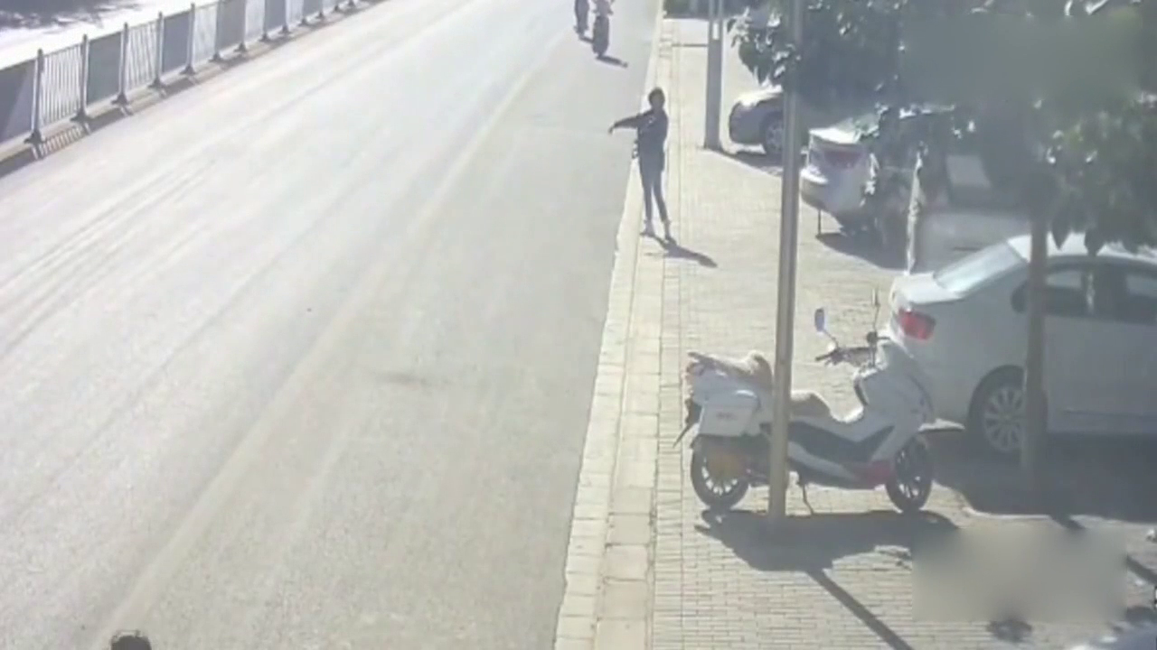 电动车仗着没人管，就随意乱窜，小轿车的一个动作吓得他落荒而逃