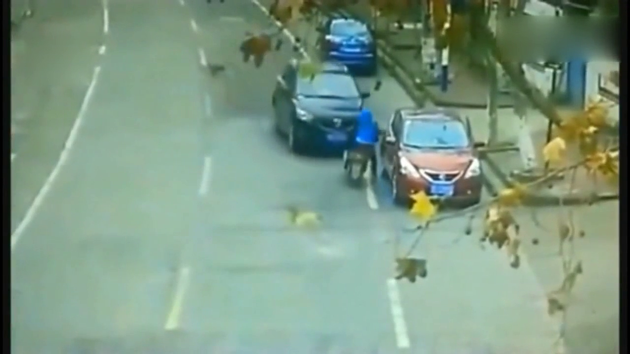 电动车偏偏遇到了女司机，瞬间阴阳两隔，一切都是命