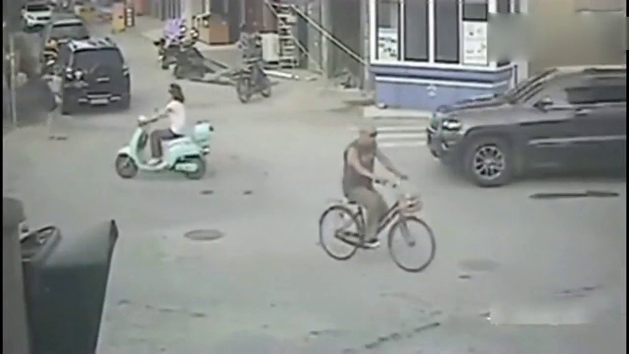 电动车女孩刚停车，突然身后不对劲，尴尬的一刻发生了