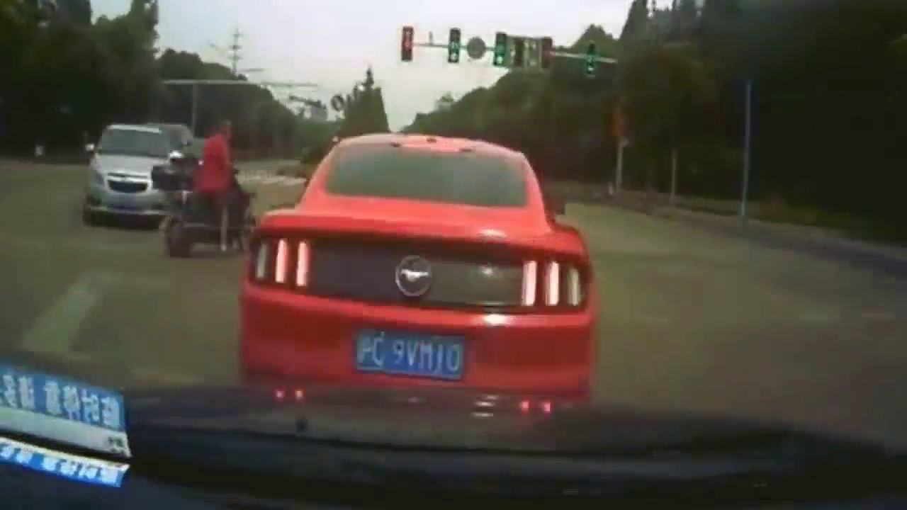 红色野马为避让闯红灯的电动车，紧急刹车，我无奈的撞了上去