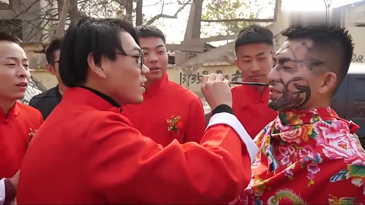 山西农村小伙结婚,新郎被画成了一个大花脸,不厚道