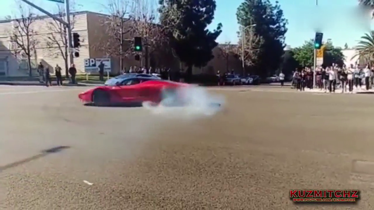 街头大秀跑车，声浪惊人，人群围观欢呼