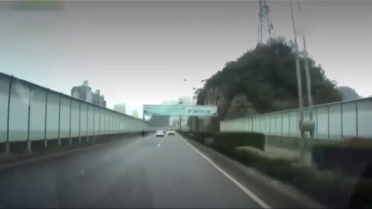 明明可以过去，结果出租车按烂了喇叭，也没救下这个白裙子的少女