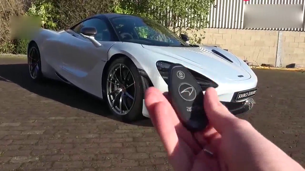 新款迈凯伦超跑车，车内仪表盘翻转的一刻我看愣了